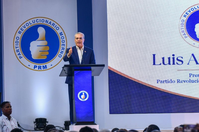 Abinader asume presidencia del PRM y llama a anteponer el país a intereses partidarios Abinader asume presidencia del PRM y llama a anteponer el país a intereses partidarios