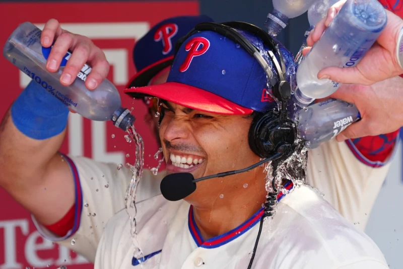 Luzardo poncha a 12, Schwarber jonronea en triunfo de Filis 1-0 ante Bravos