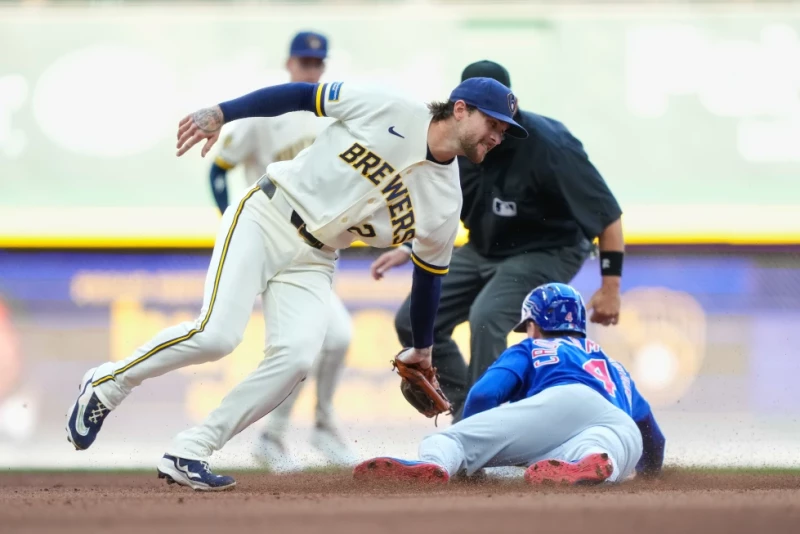 Milwaukee remonta, frena reacción y vence 4-3 a los Cachorros