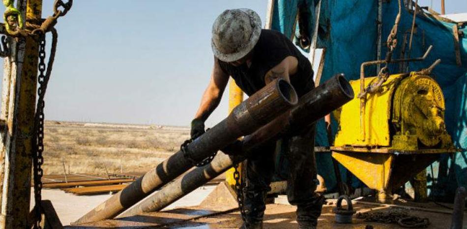 Petróleos WTI y Brent siguen por encima de US$100