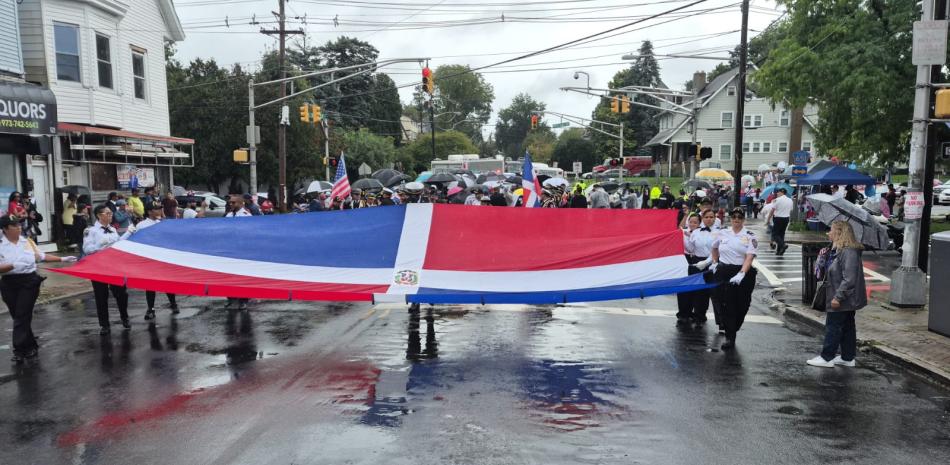 La lluvia no dañó la fiesta: dominicanos desfilan en Nueva Jersey en honor a Barahona