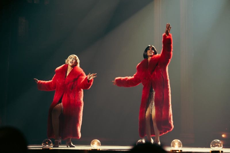 “Chicago” convierte el Teatro Nacional en un escenario que retrata la fama, el crimen y el espectáculo “Chicago” convierte el Teatro Nacional en un escenario que retrata la fama, el crimen y el espectáculo