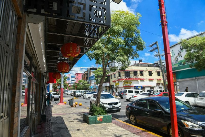 ¿Cuáles son las nacionalidades que laboran en las tiendas chinas?