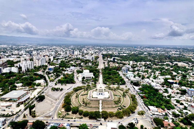 Santiago crece hacia arriba extendiendo su huella urbana Santiago crece hacia arriba extendiendo su huella urbana