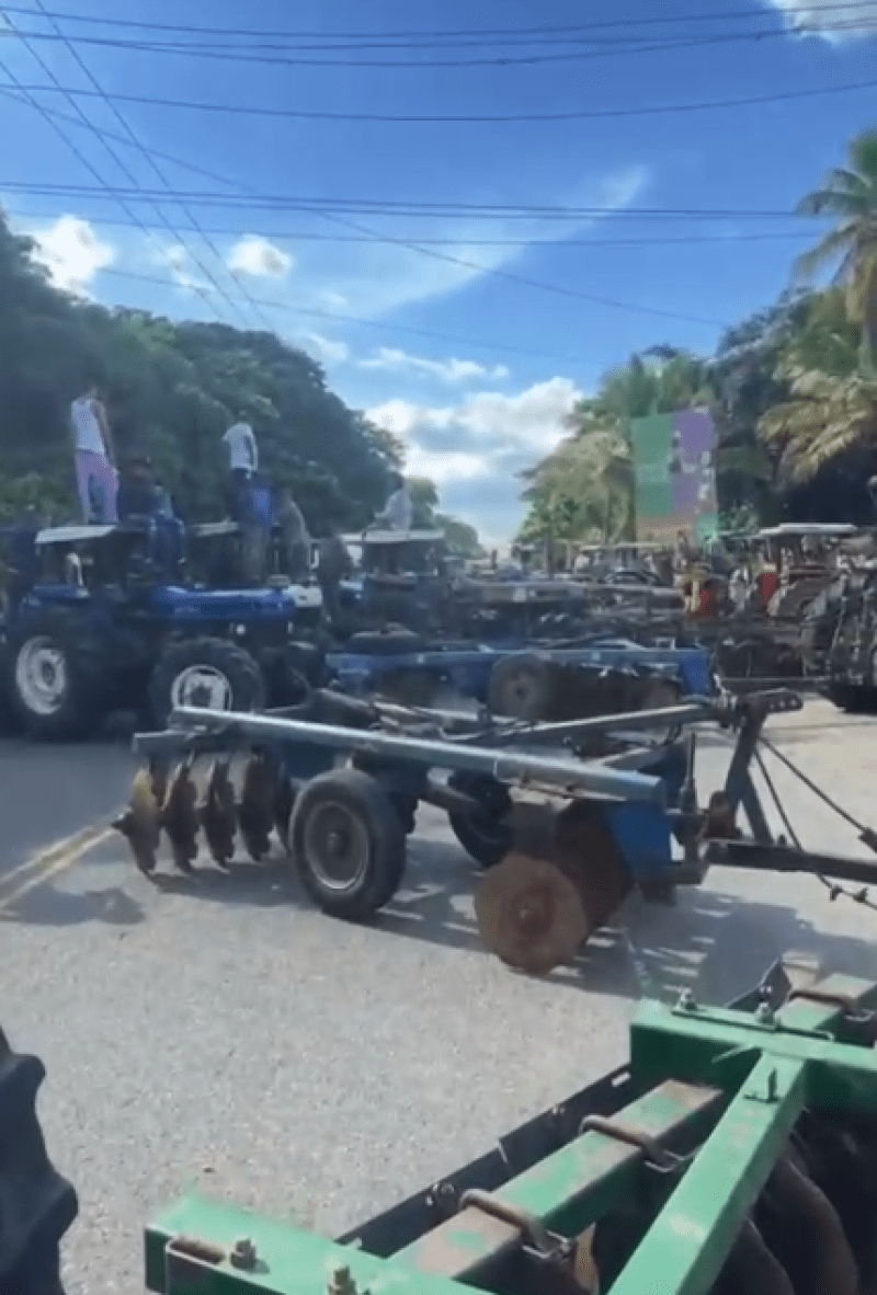 Productores denuncian “secuestro”; son detenidos durante protesta por deuda de RD$550 millones en San Juan