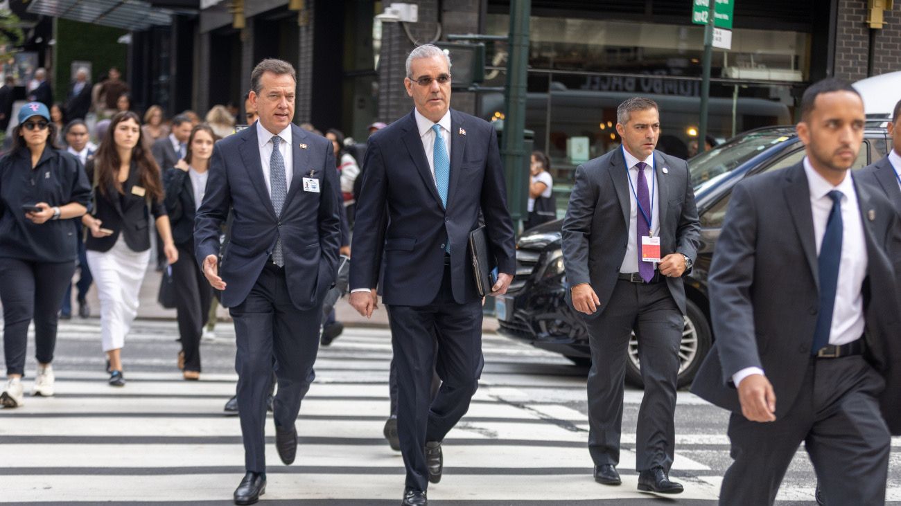Abinader camina varias calles en Nueva York por tapones