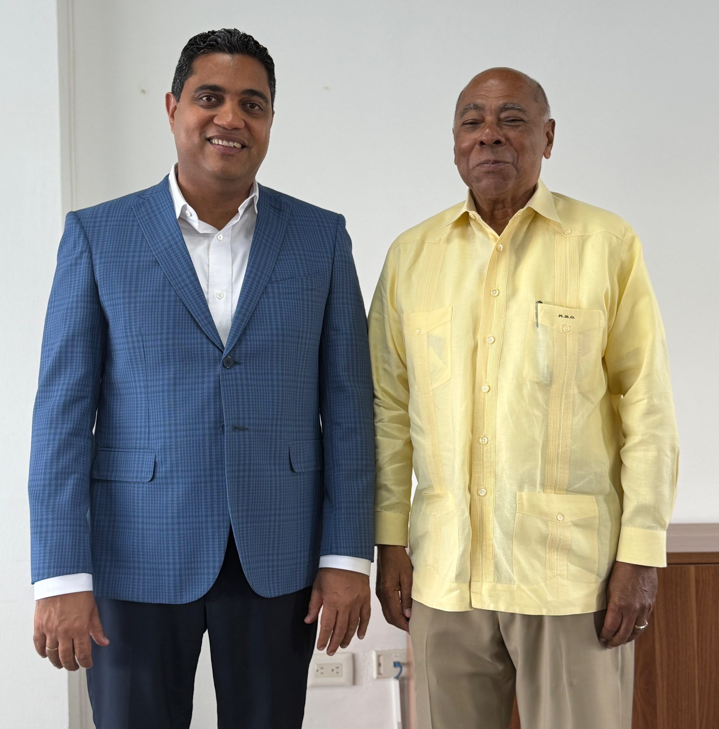Ministro Kelvin Cruz entrega al voluntariado la administración del Palacio del Voleibol Ricardo Gioriber Arias Ministro Kelvin Cruz entrega al voluntariado la administración del Palacio del Voleibol Ricardo Gioriber Arias