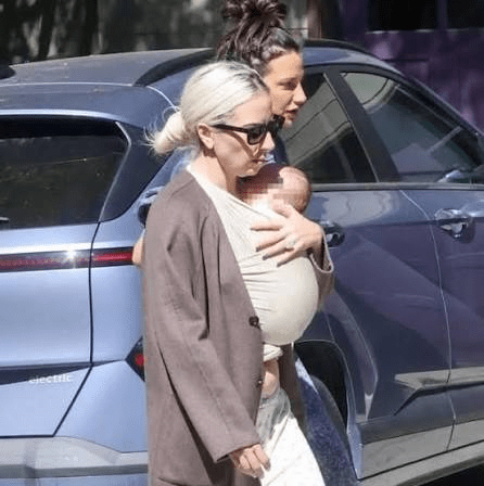 Lady Gaga dio la bienvenida a una niña llamada Rose Bean Polansky, según People