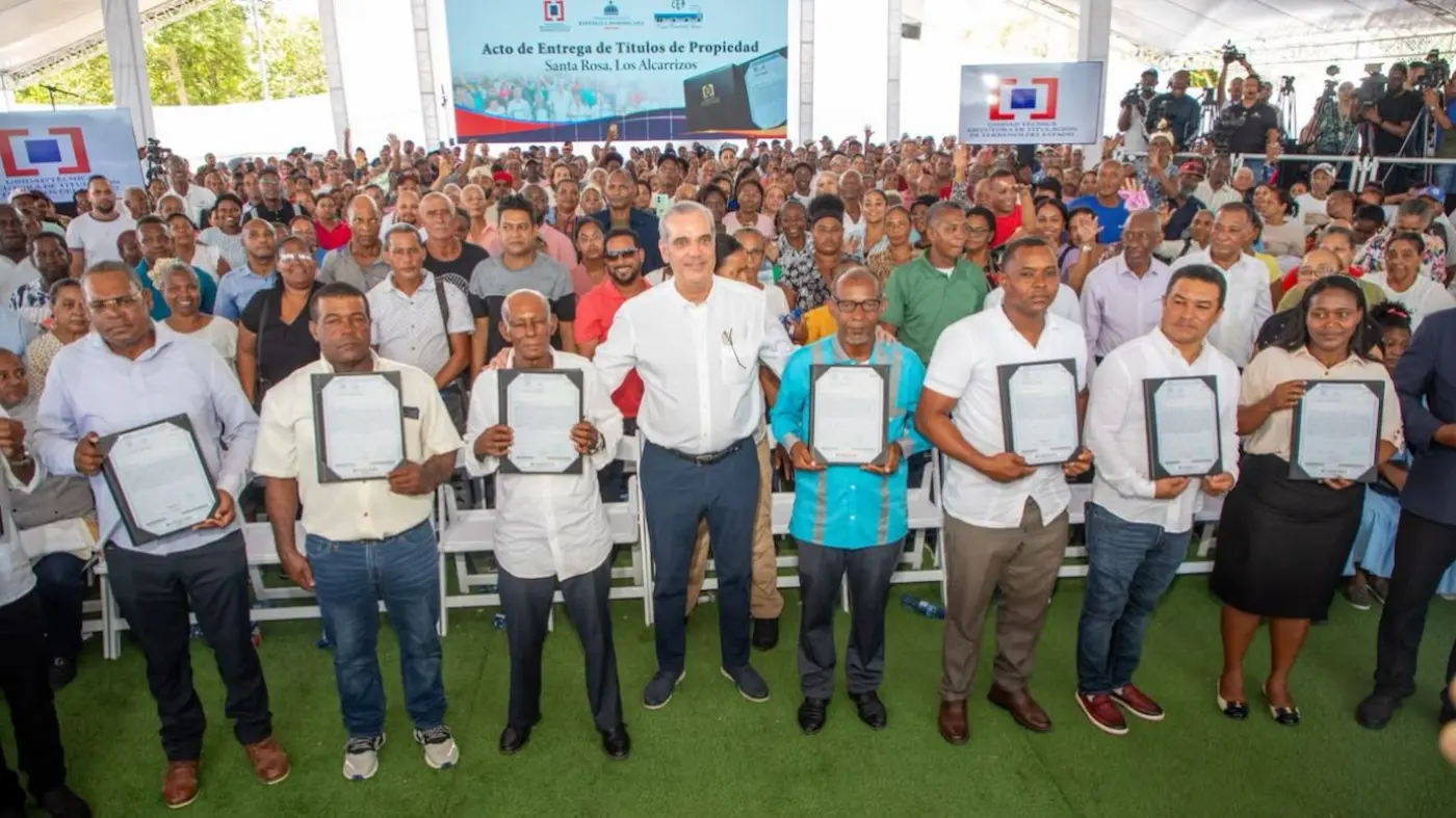 Abinader entrega 1,750 títulos de propiedad en Los Alcarrizos