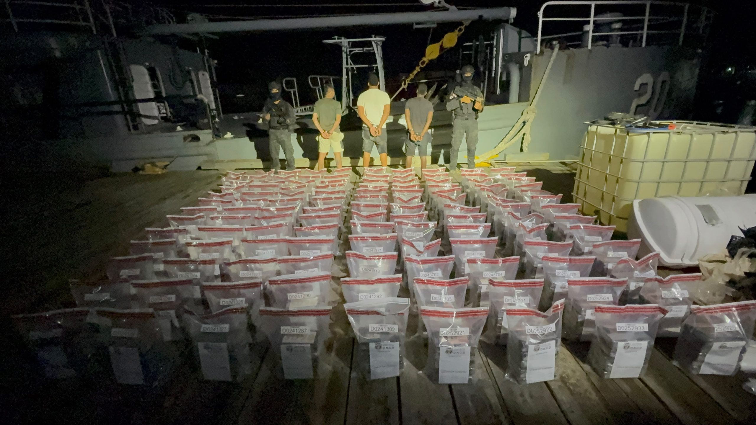 Intervienen narcolancha con 595 paquetes de drogas en Baní