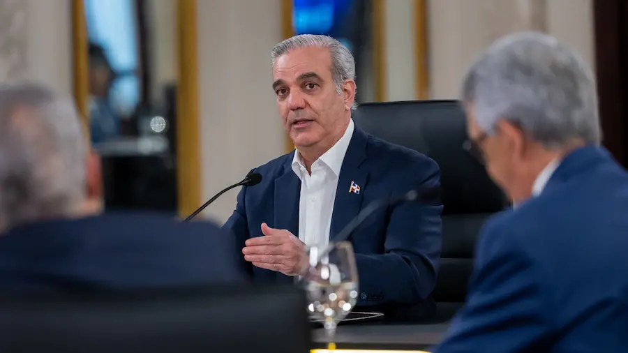 Abinader mantiene a raya el alza de combustibles y absorbe hasta 200 pesos por galón en el transporte