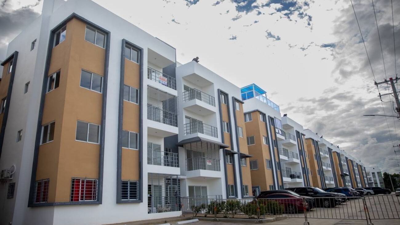 Abinader entrega apartamentos en el residencial Las Acacias I, en Santo Domingo Este