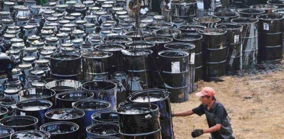 Precios de combustibles cargan con alza del barril de petróleo en más de US$100 y con los impuestos