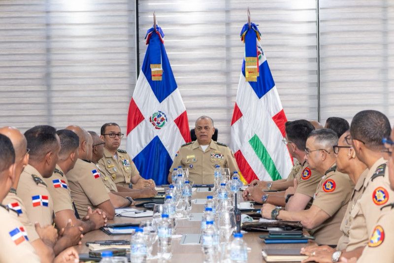Ministerio de Defensa realiza reuniones para revisar planes de seguridad y defensa nacional