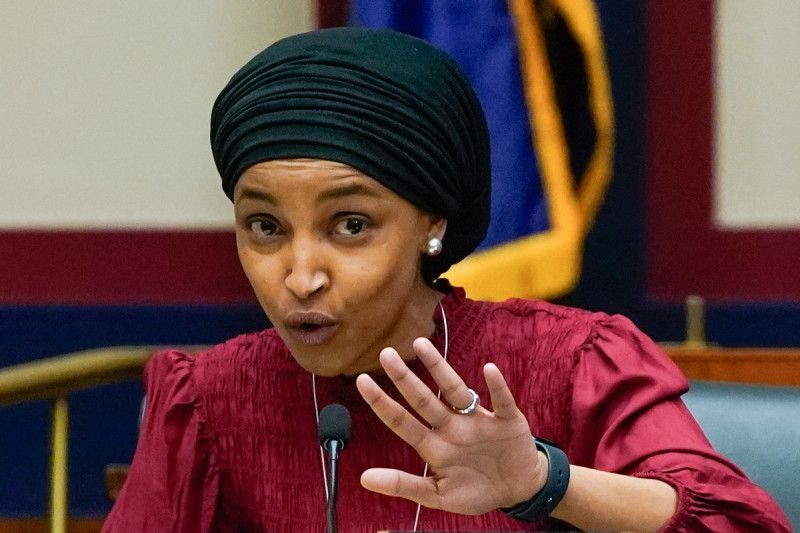 Requisan casa de congresista Ilhan Omar, crítica de Trump