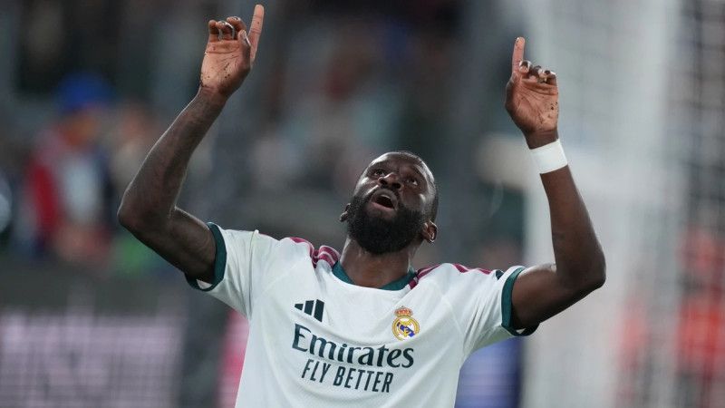 El Real Madrid anota tres goles en la parte final y supera a la Roma en la Champions El Real Madrid anota tres goles en la parte final y supera a la Roma en la Champions