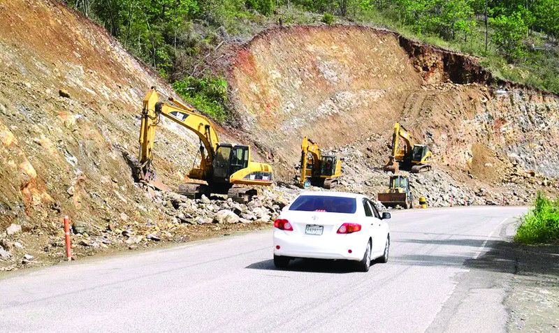 Denuncian desalojos arbitrarios por ampliación de la carretera Jarabacoa-La Vega Denuncian desalojos arbitrarios por ampliación de la carretera Jarabacoa-La Vega