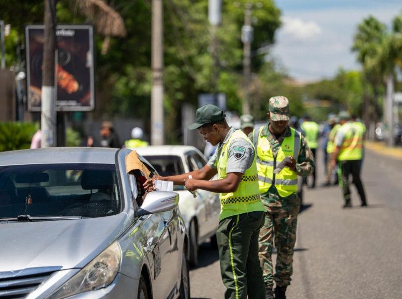 Intrant y Digesett fiscalizan vehículos “piratas” en corredores del Distrito Nacional Intrant y Digesett fiscalizan vehículos “piratas” en corredores del Distrito Nacional