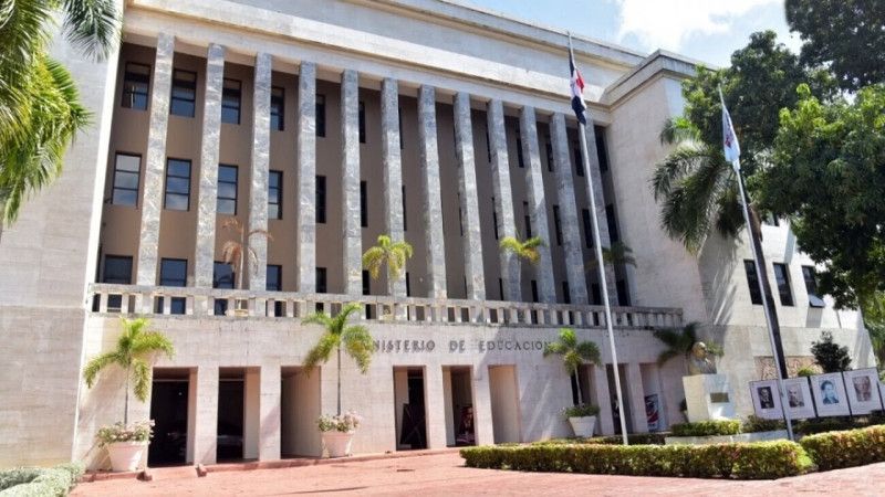 Educación instruye medidas preventivas en escuelas ubicadas en provincias bajo alerta amarilla
