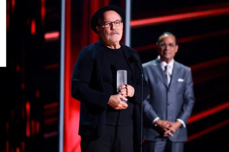 Rubén Blades al recibir el Premio Billboard Ícono: “Nadie se hace ícono sin ayuda”