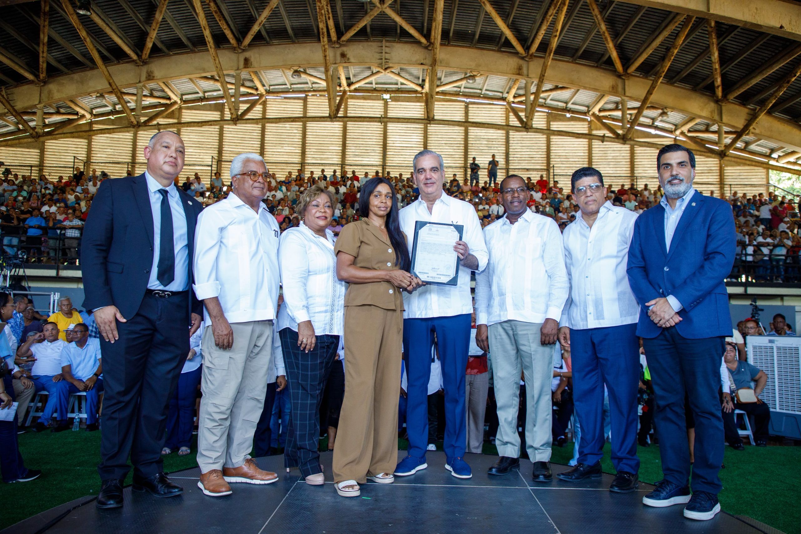 Presidente Abinader entrega 1,500 títulos en El Almirante II