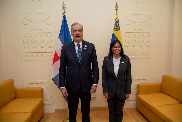 Abinader y Delcy Rodríguez abordan cooperación energética, relaciones consulares y turismo