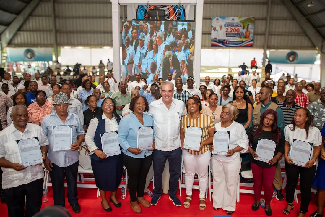 Abinader entrega 2,200 títulos en Villa Altagracia, en beneficio de 10,000 personas Abinader entrega 2,200 títulos en Villa Altagracia, en beneficio de 10,000 personas