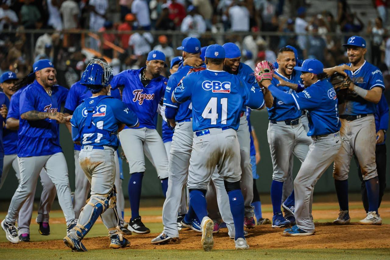 Con no hitter sobre Toros, Licey se trepa en la cima  