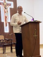 Saulo Hidalgo llama a los padres a rescatar la conexión emocional con sus hijos en el Colegio Serafín de Asís