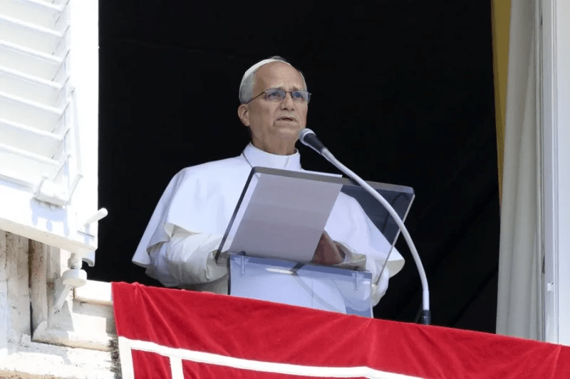 Con robots van a operar al papa León XIV