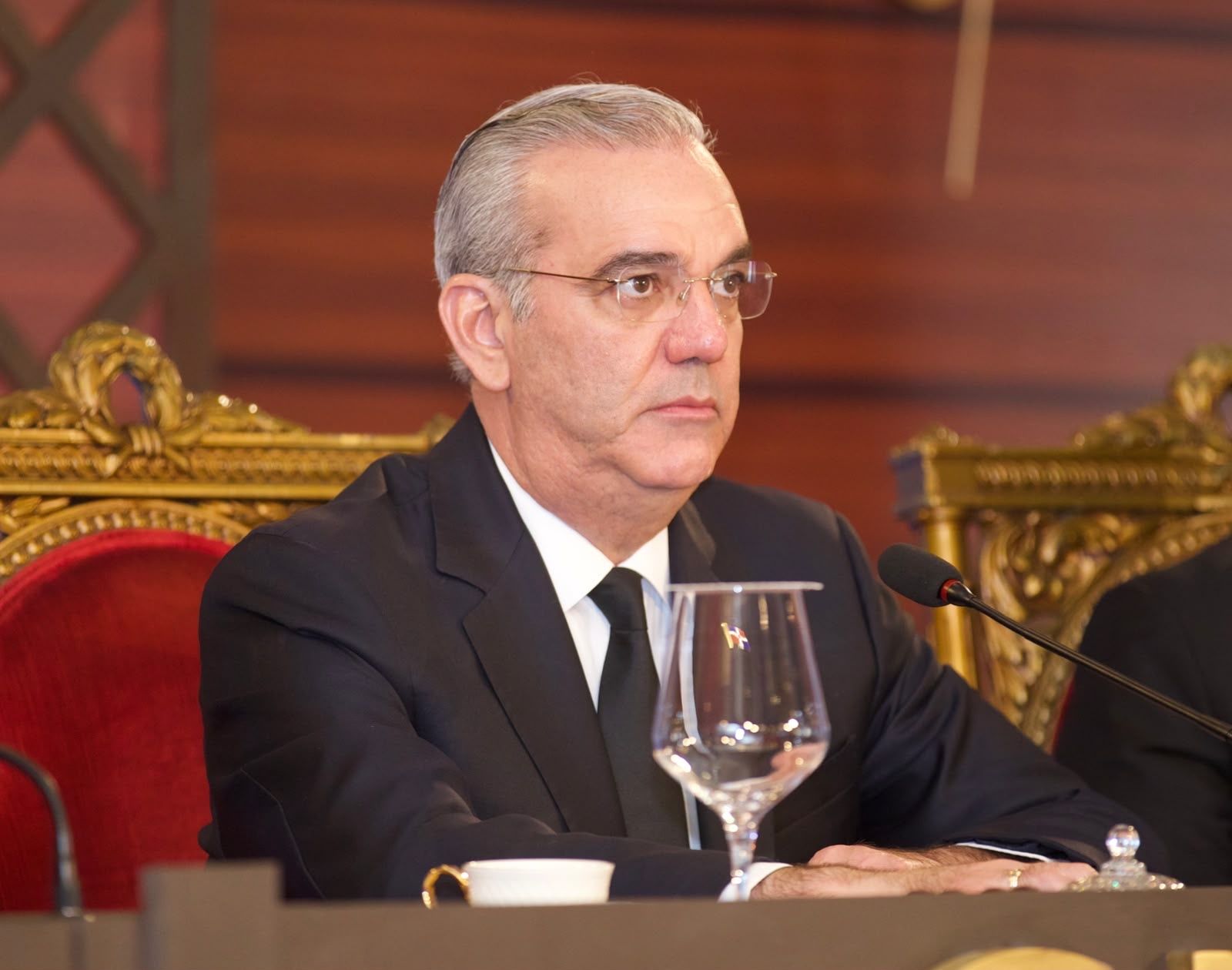 Abinader: “Hasta la palabra doméstica es insultante; hay que ir eliminando esa palabra”