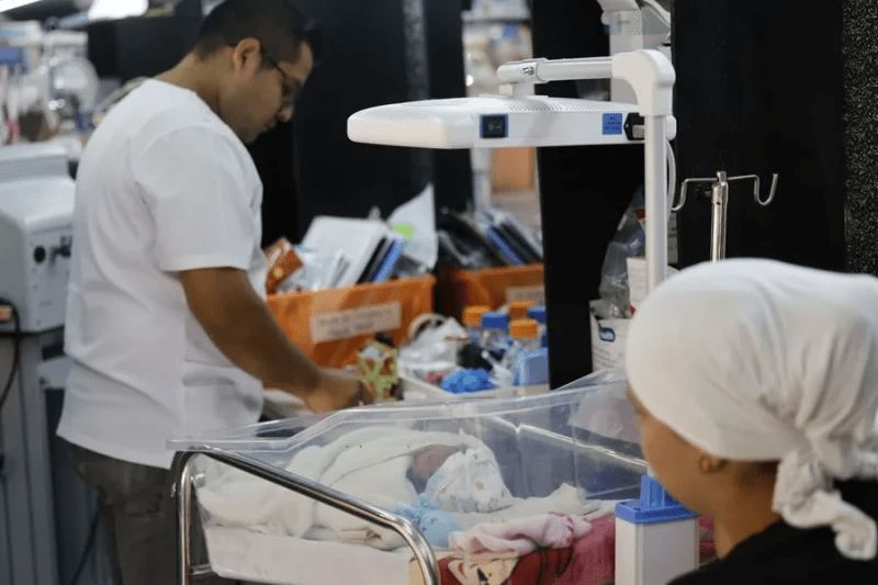 Una barbería-autobús se convierte en una sala de neonatos tras el terremoto en Panamá
