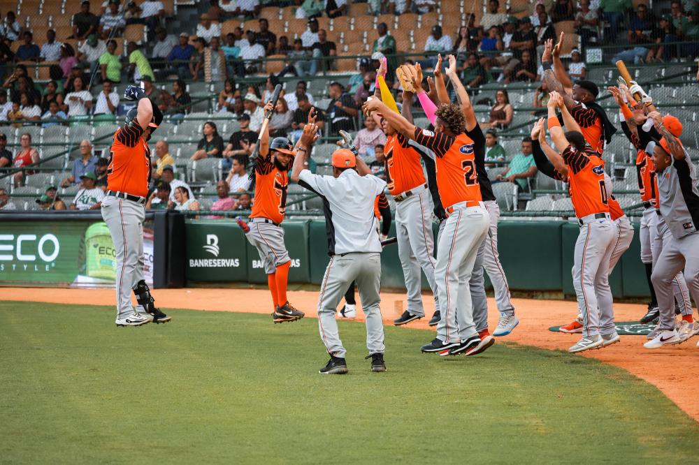 Toros se imponen a Estrellas con jonrones de Urbáez y Rodríguez Toros se imponen a Estrellas con jonrones de Urbáez y Rodríguez